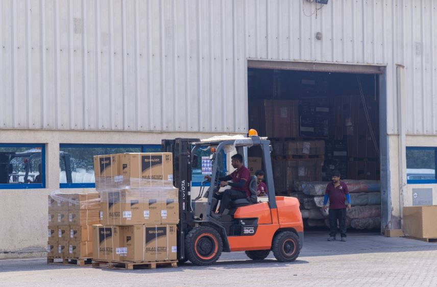 loading and unloading at dubai warehouse logistics